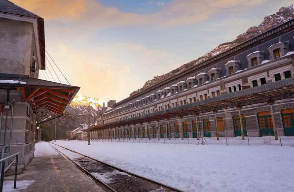Abandoned Train Stations: Rail Stations, Yards, Signalboxes and Tracks that the World Left Behind